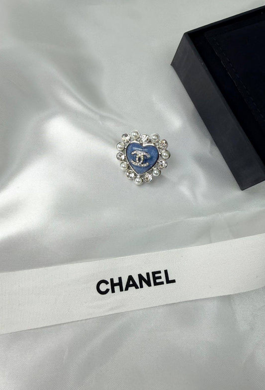 *CHANEL*  🤍

🆕🎉🥳🎊🆕
* BROOCH, Clip , Pin
* Gold-Finish Metal (Gold Plated)

* ⁠↗️ *Super Master Quality ®️* 🫆

*75 dhs💚* with *Normal* Box & Bag
*95 dhs💚* with *Orignal* Packaging 🎁

Zain209
♥️♥️♥️