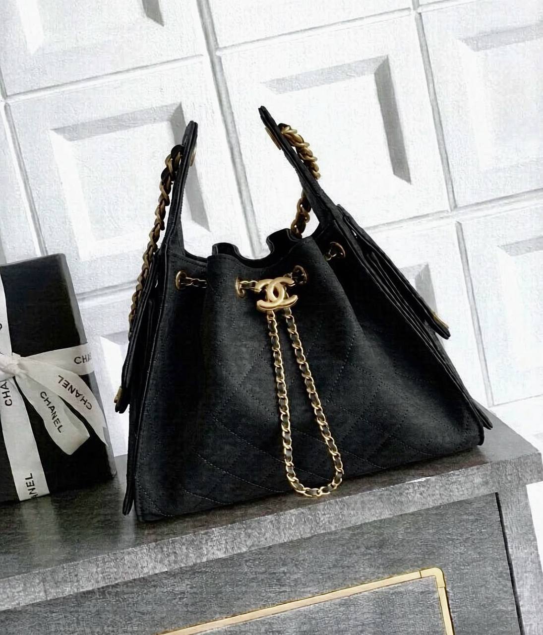 CHANEL 
HIGH QUALITY 
130 dhs🇦🇪🇦🇪
SIZE : 28cm

Zain295
♥️♥️♥️
