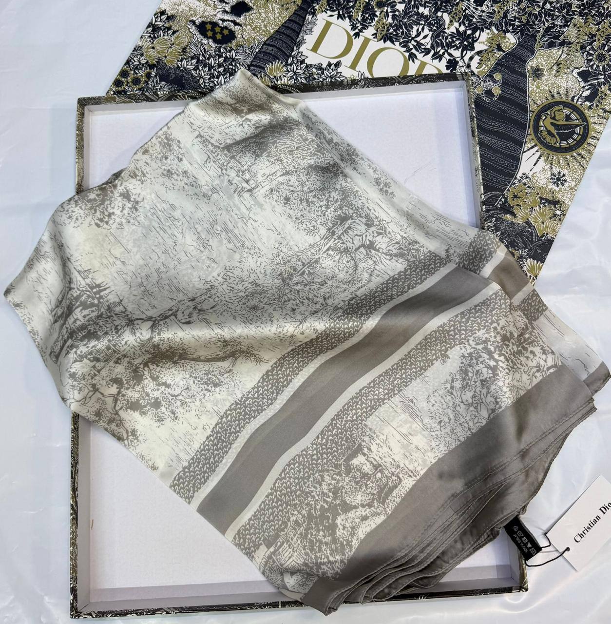 Dior
Silk scarf 
40 dhs✅
55 dhs✅ 

with box
🎁🎁🎁

Zain93
♥️♥️♥️