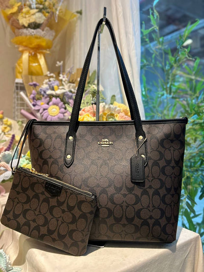 COACH Tote bag
With zipper 
110 dhs✅

Zain44
♥️♥️♥️