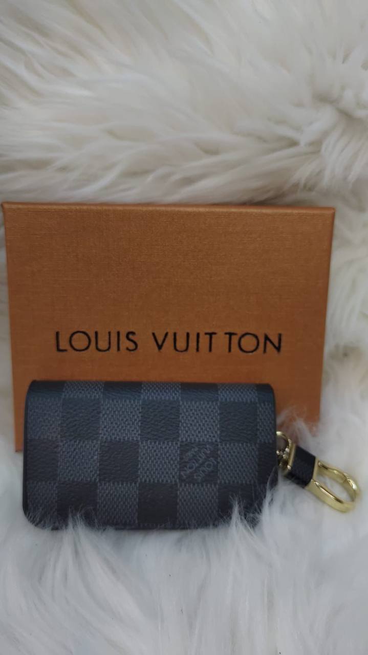 LV key holders & bags charm accessories
All sizes price 
55 dhs✅

Zain88
♥️♥️♥️