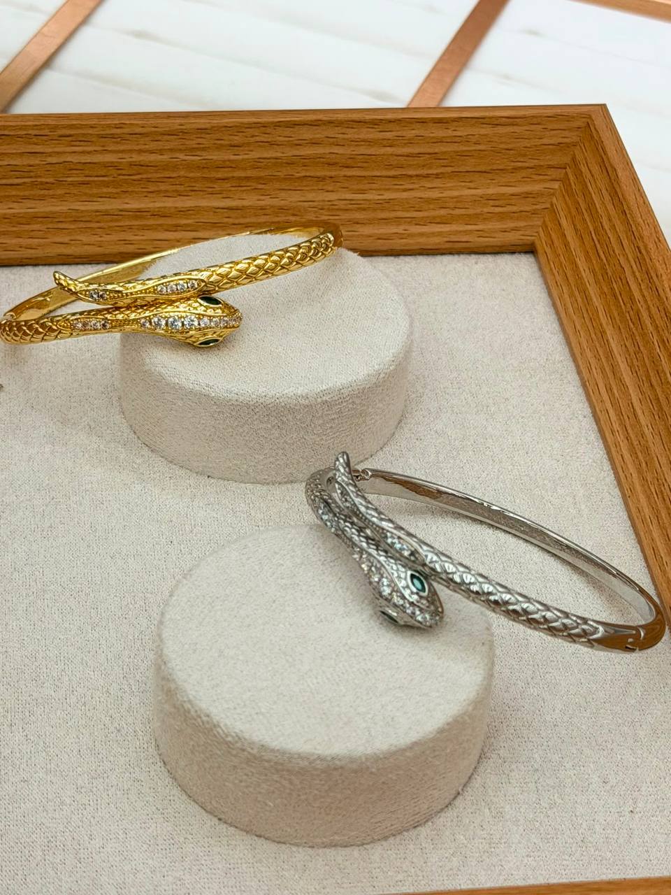 Bangle ❤️‍🔥*
good quality 💯
With black boxes 🗃️ 
20 dhs💓
With normal boxes 📦 
And paper bag🛍️
30 dhs💓

Zain216
♥️♥️♥️