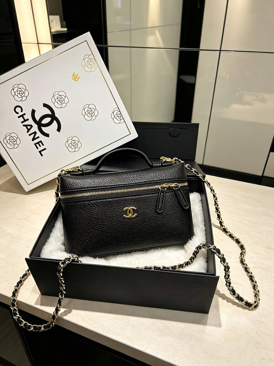 CHANEL 26 A 
 Super leather. 
Bag size :19*12 
240 dhs🇦🇪🇦🇪
with box

Zain38
♥️♥️♥️