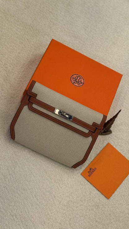 Hermes
Master
  25Cm 

With Box
🎁🎁🎁

280 dhs✅

Zain131
♥️♥️♥️