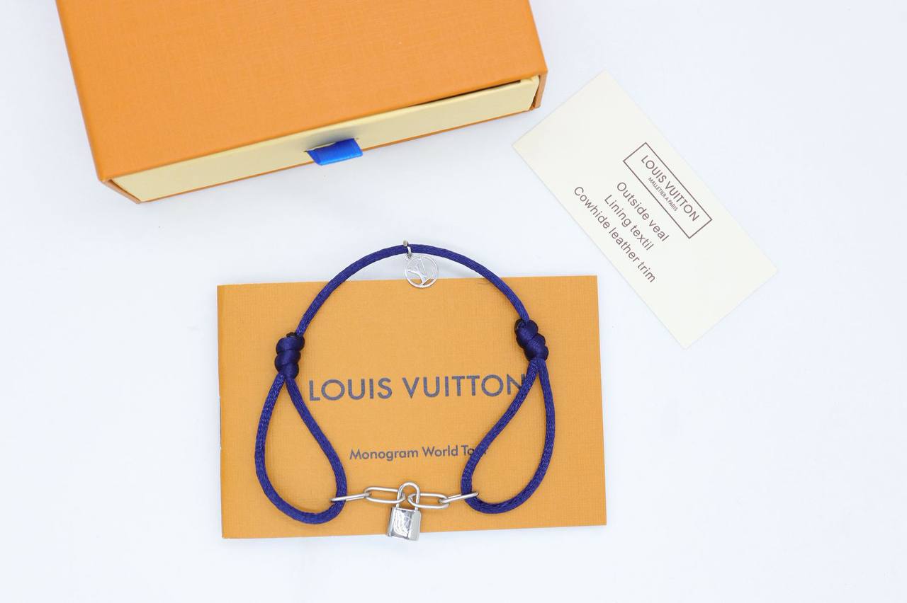 Bracelet 
55 dhs💓
+Box and paper bag🎁

Zain33
♥️♥️♥️