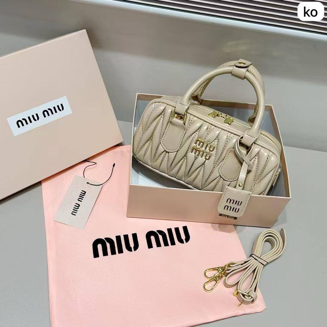 Miumiu long

Size : 22 * 10.5 * 7.5 cm
85 dhs🪙🌺

with box🎁

Zain115
♥️♥️♥️
