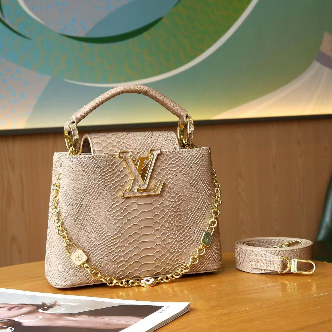 LV 
High quality 
Size 21cm
120 dhs💛
With box 📦

Zain70
♥️♥️♥️