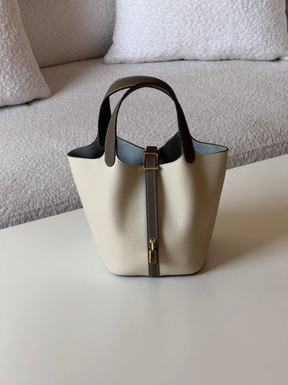 Hermes picotin 18cm💕master quality😍

with box❤️
🎁🎁🎁

420 dhs🪙💚

Zain52
♥️♥️♥️