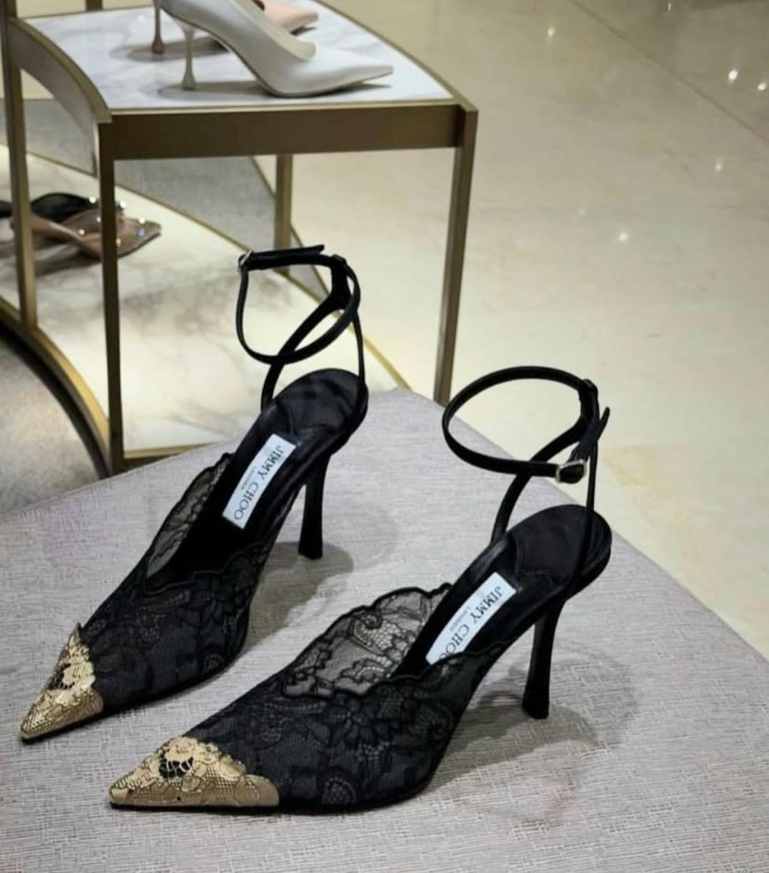 JIMMY CHOO
350 dhs✅
*SIZE  36   TO   41*

Zain224
♥️♥️♥️