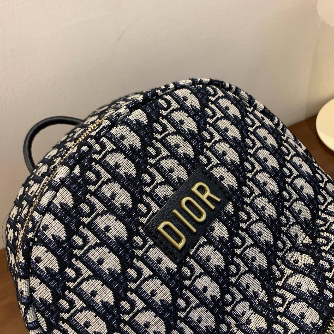 Dior
32*30*13cm
80 dhs❣️

Zain17
♥️♥️♥️