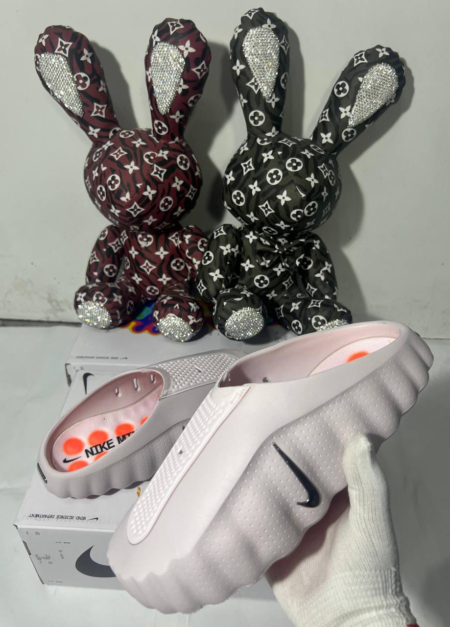 Nike Mind 001 mules in a "Pearl Pink"🌸
New Arrivals😇
Size 37,38,40,41 Available 🤩
240 dhs✅

Zain242
♥️♥️♥️