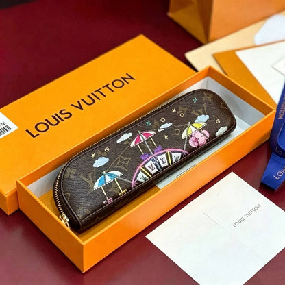 LOUIS VUITTON 

PEN BAG 

NEW CAME 
GOOD QUALITY 
WITH BOX 

55 dhs🇦🇪🇦🇪

Zain295
♥️♥️♥️