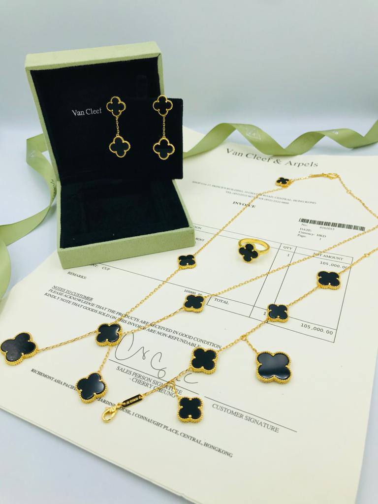 VANCLEAF SET
MASTER💫✨

230 dhs🇦🇪🇦🇪

WITH BOX AND PAPER BAG🛍️🎁


Zain89
♥️♥️♥️