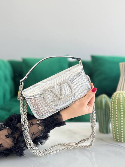 VALENTINO ✨
Size:19Cm 💥
Available original box 📦 
With full packing 🎀🎀
Super high quality 💥💥
For Price 👇 WTSP Text Zain 0568585901
0507557372
0544061607

Zain283
♥️♥️♥️
