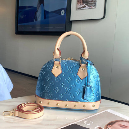 LV

Best quality 

with box
115 dhs🇦🇪🇦🇪

size 23CM

Zain290
♥️♥️♥️