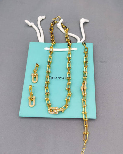 Tiffany set💥*
*Stainless steel SET 💯*
Necklace ❤️‍🩹
Earring 🍁
Breslat ❣️
With normal boxes 📦 
And paper bag 🛍️
65 dhs🪙🌨️
With master box 🗃️ 
95 dhs🪙🌨️

Zain216
♥️♥️♥️