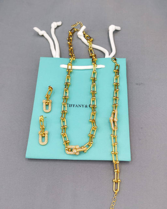 Tiffany set💥*
*Stainless steel SET 💯*
Necklace ❤️‍🩹
Earring 🍁
Breslat ❣️
With normal boxes 📦 
And paper bag 🛍️
65 dhs🪙🌨️
With master box 🗃️ 
95 dhs🪙🌨️

Zain216
♥️♥️♥️