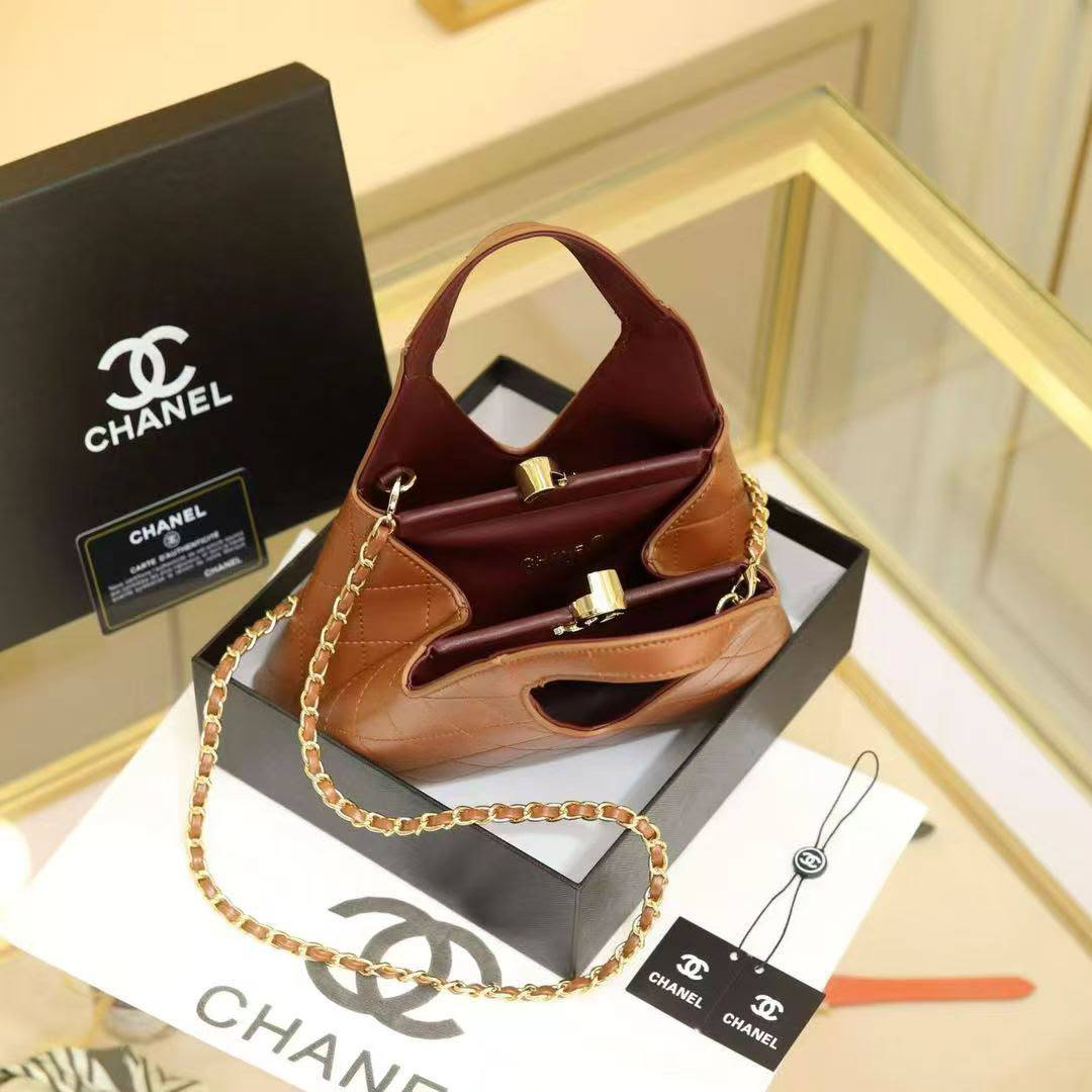 CHANEL 

SIZE  ……… 22CM 

135 dhs🇦🇪🇦🇪
Withbox 

Zain244
♥️♥️♥️