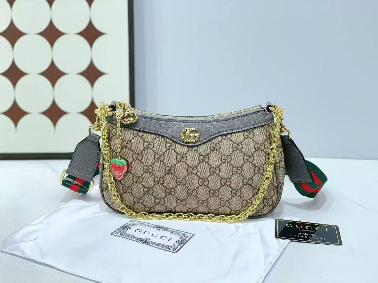 Gucci

withbox 🎁🎁🎁

95 dhs❣️

Zain143
♥️♥️♥️
