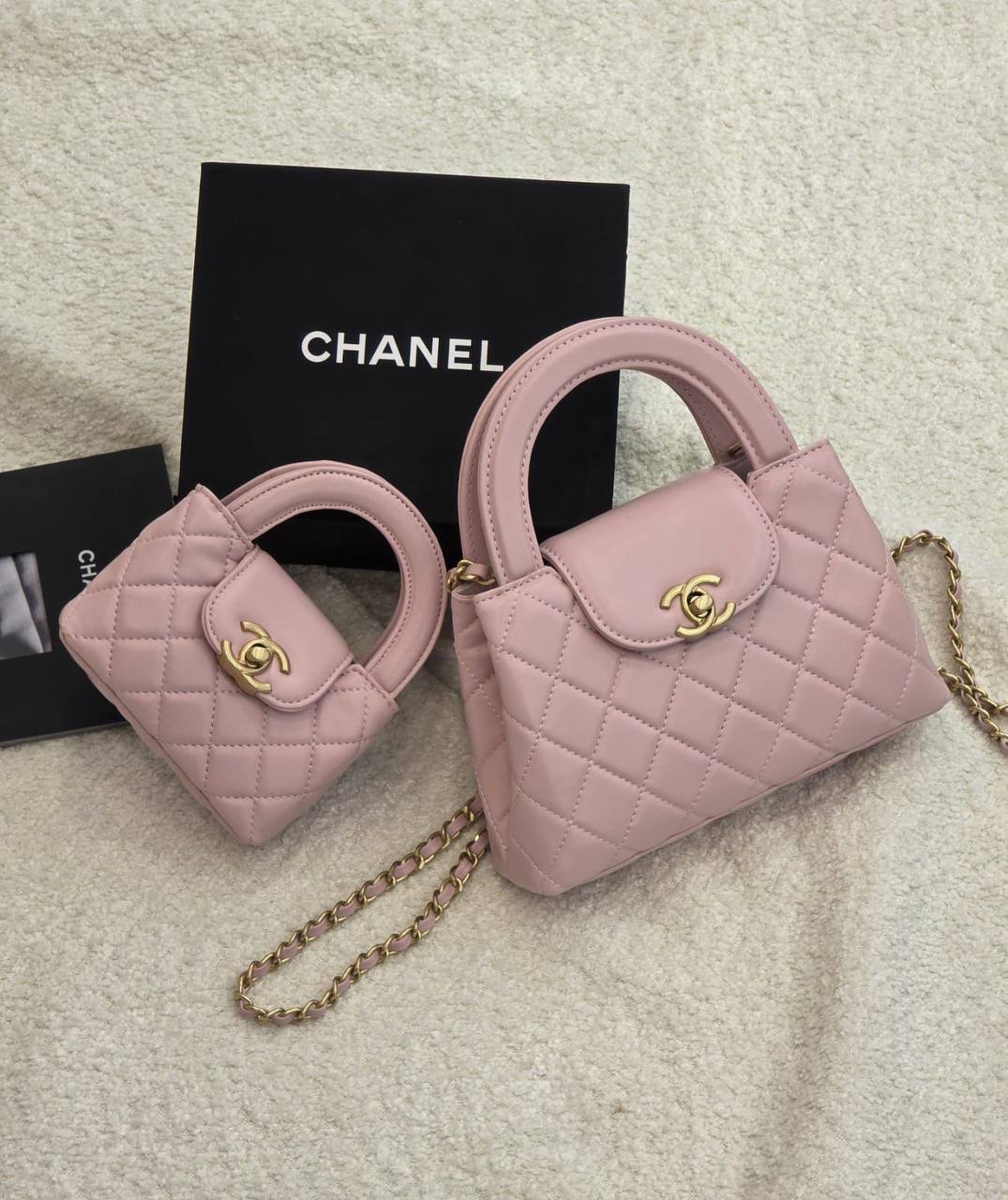 Chanel

 20Cm 
230 dhs🌺

 12Cm
170 dhs🌺

     WITH BOX
🎁🎁🎁

Zain131
♥️♥️♥️