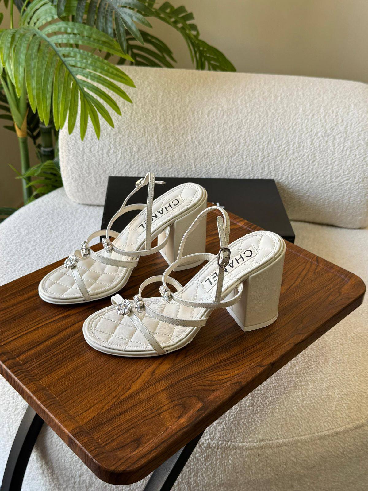 CHANEL 
SuperMaster Quality 💯
520 dhs👑
Size: 36-41💥

Zain171
♥️♥️♥️