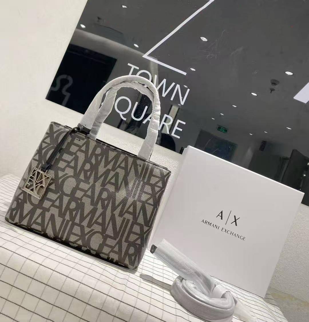 Armani Exchange
115 dhs🌺
size 32cm

Zain26
❤️❤️❤️