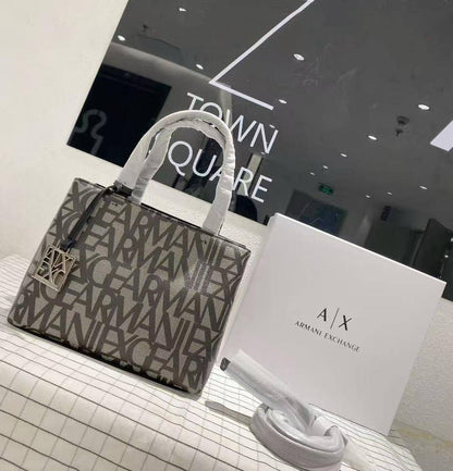 Armani Exchange
115 dhs🌺
size 32cm

Zain26
❤️❤️❤️