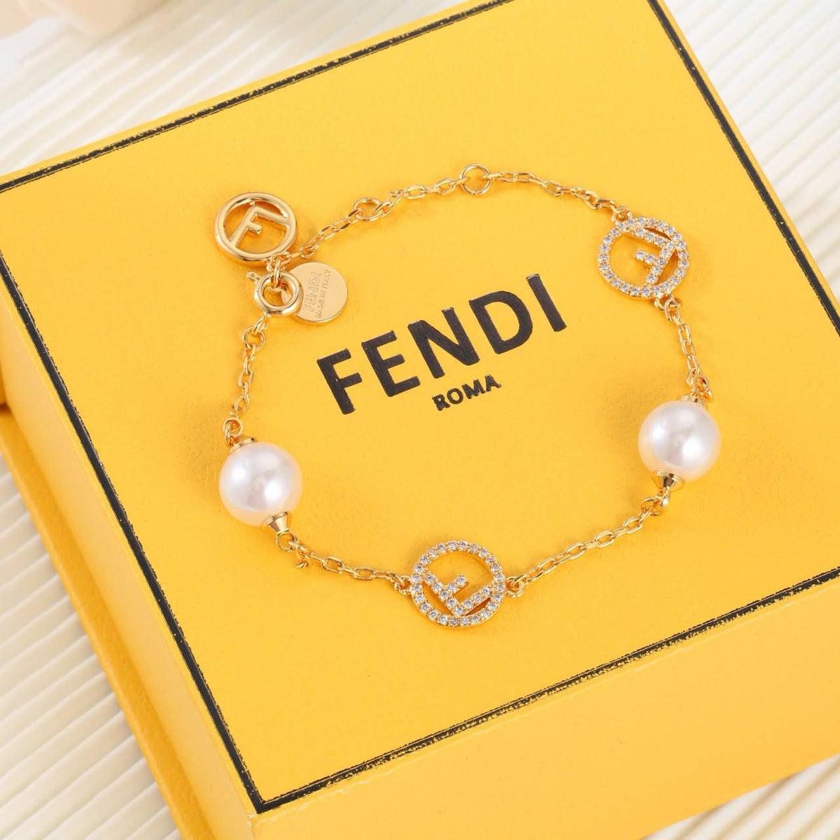 FENDI 
Necklace 🦋
Earring💥
Bracelet 🍁
Master quality 💯
With normal boxes 🗃️ 
120 dhs🇦🇪🇦🇪

With master box 📦 
140 dhs🇦🇪🇦🇪

Zain216
♥️♥️♥️