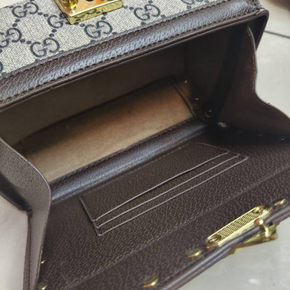GUCCI ᴛʀᴜɴᴋ ᴄʟᴀssɪᴄ
ᴄʀᴏss ʙᴏᴅʏ ʙᴀɢ
ᴡɪᴛʜ ʟᴏɴɢ ʙᴇʟᴛ sᴛʀᴀᴘ
ɢᴏʟᴅ ʜᴀʀᴅᴡᴀʀᴇ
sɪᴢᴇ: 18 cm

75 dhs🇦🇪

Zain31
♥️♥️♥️