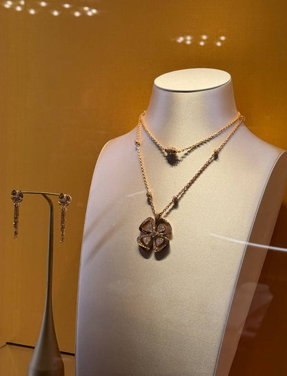 BVLGARI 💫
* Bvlgari FIOREVER Set⬆️
* ⁠↗️ *Super Master Quality* ®️
* Necklace & Earings Gold plated with Swarovski Stones
For Price 👇 WTSP Text Zain 0568585901

Zain106
♥️♥️♥️