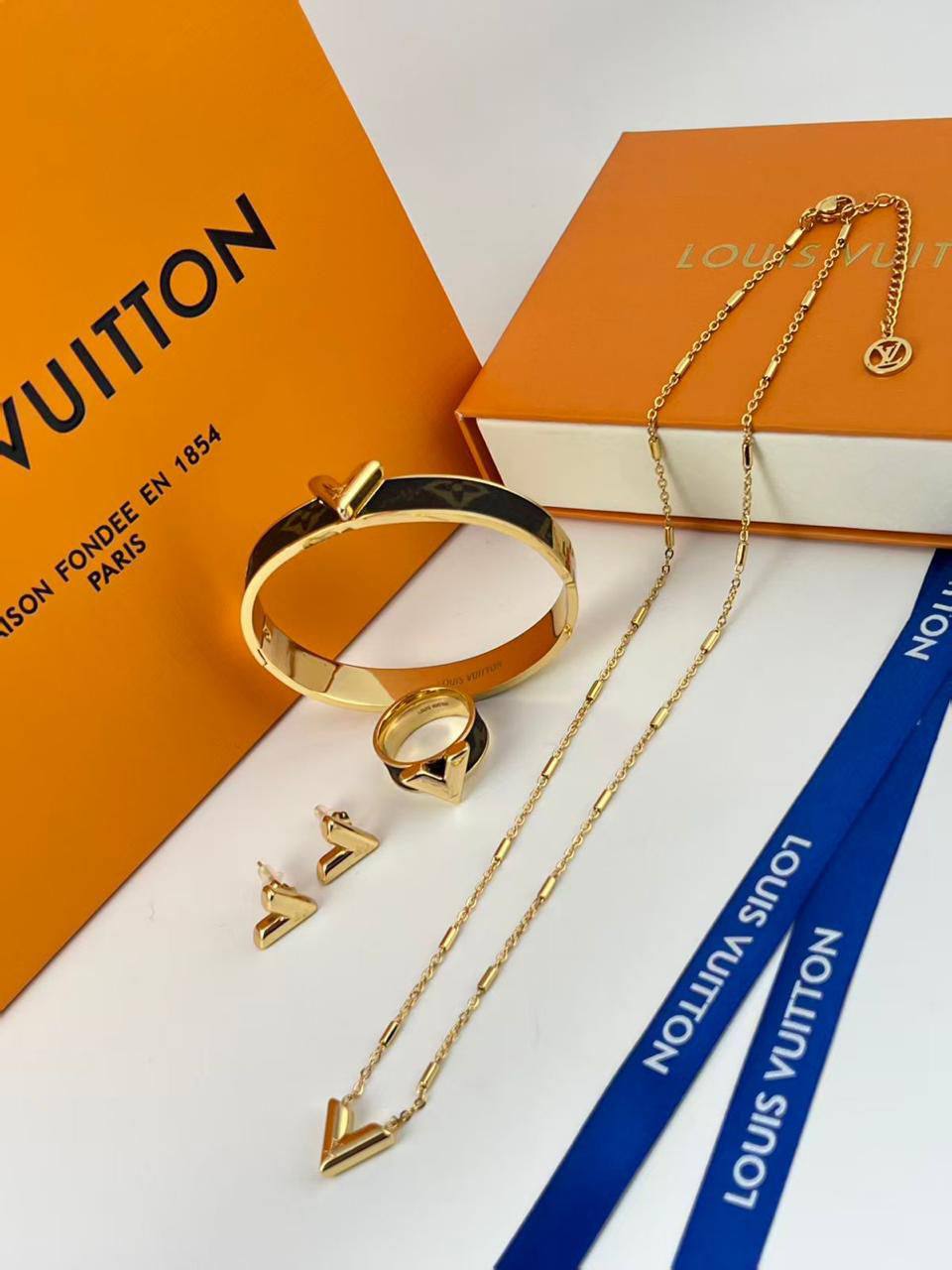 Stainless steel SET 💯*
Necklace ❤️‍🩹
Earring 🍁
Breslat ❣️
Ring 💍 free size
With normal boxes 📦 
And paper bag 🛍️
45 dhs🪙🌨️

Zain216
♥️♥️♥️