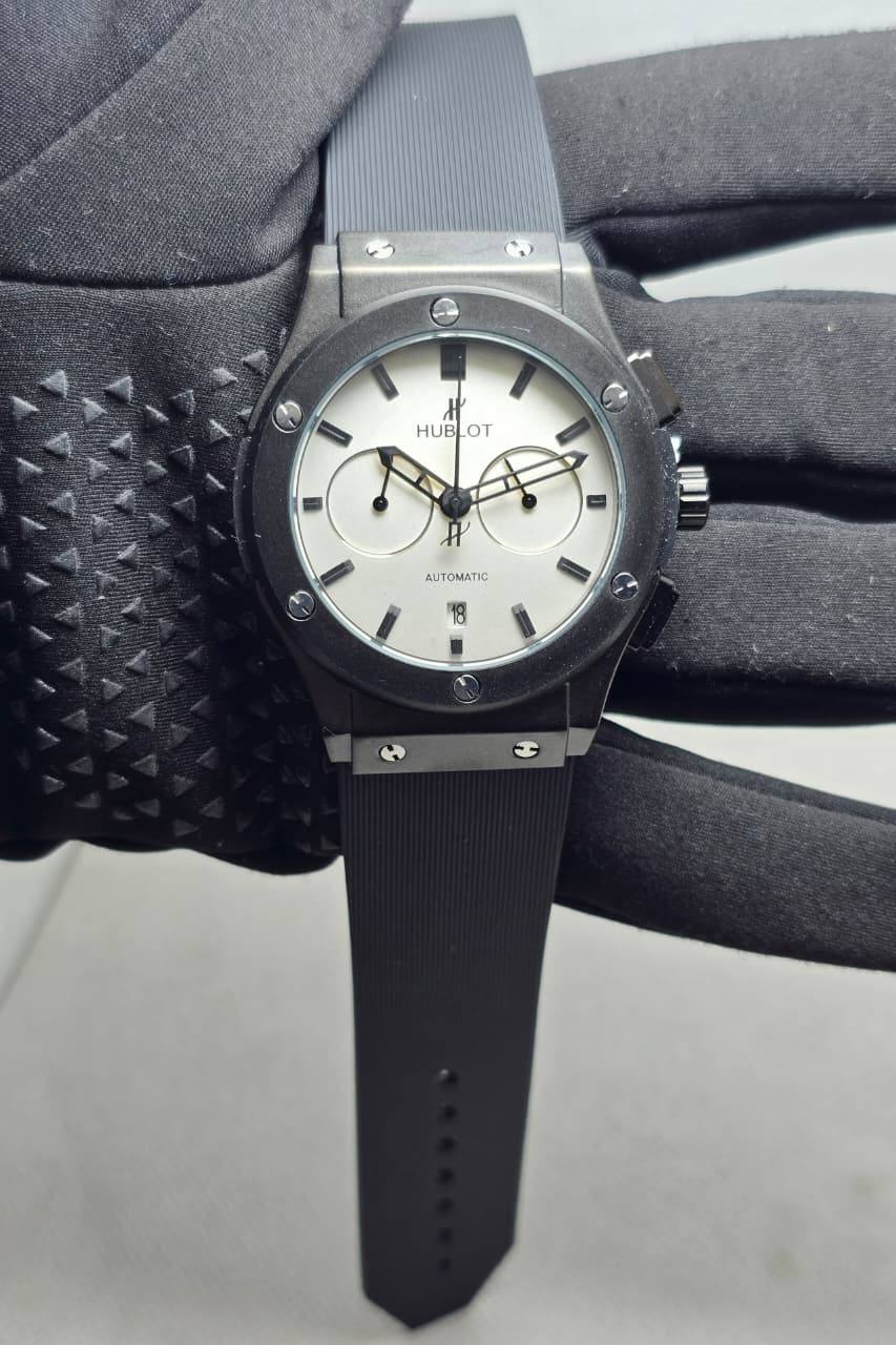 Hublot Men
*Chronograph working*
90 dhs🪙💕

Zain29
♥️♥️♥️