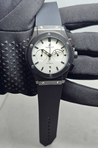 Hublot Men
*Chronograph working*
90 dhs🪙💕

Zain29
♥️♥️♥️