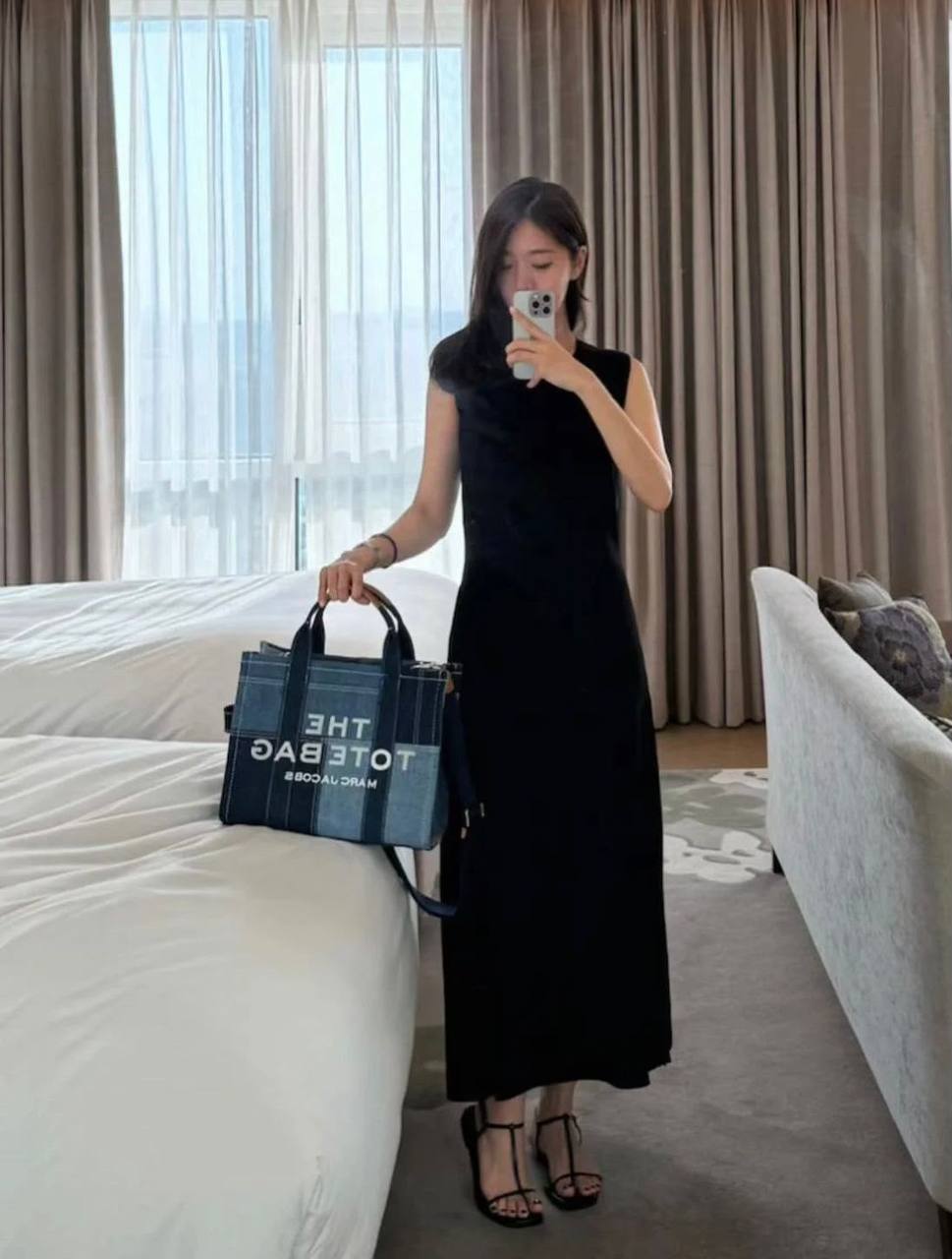 MARC JACOBS 
THE TOTE BAG 
 GOOD QUALITY 
120 dhs💛

Zain39
♥️♥️♥️