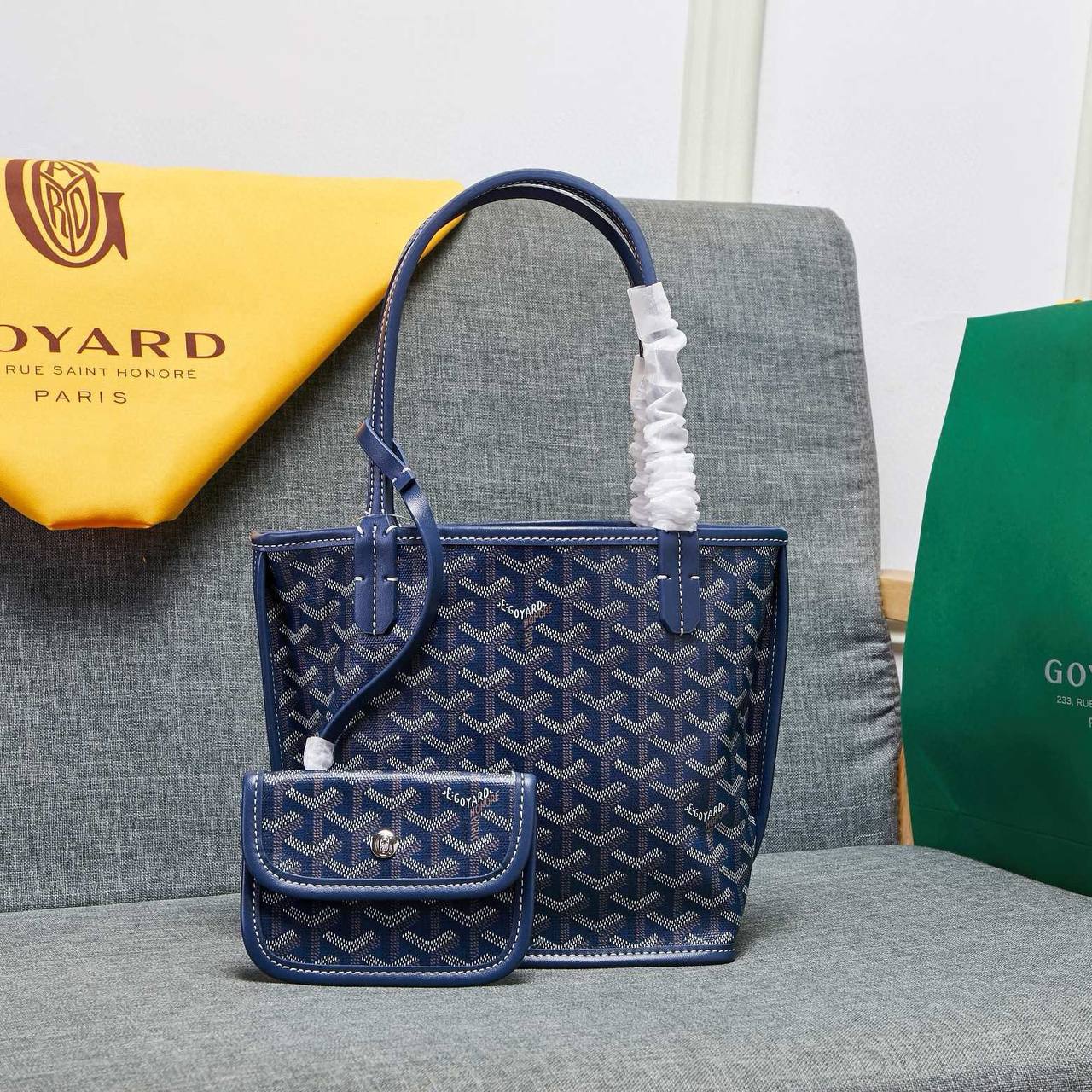 GOYARD 
HIGH QUALITY 
SMALL SIZE (Use on both sides)WITH BOX 
95 dhs💓

Zain295
♥️♥️♥️