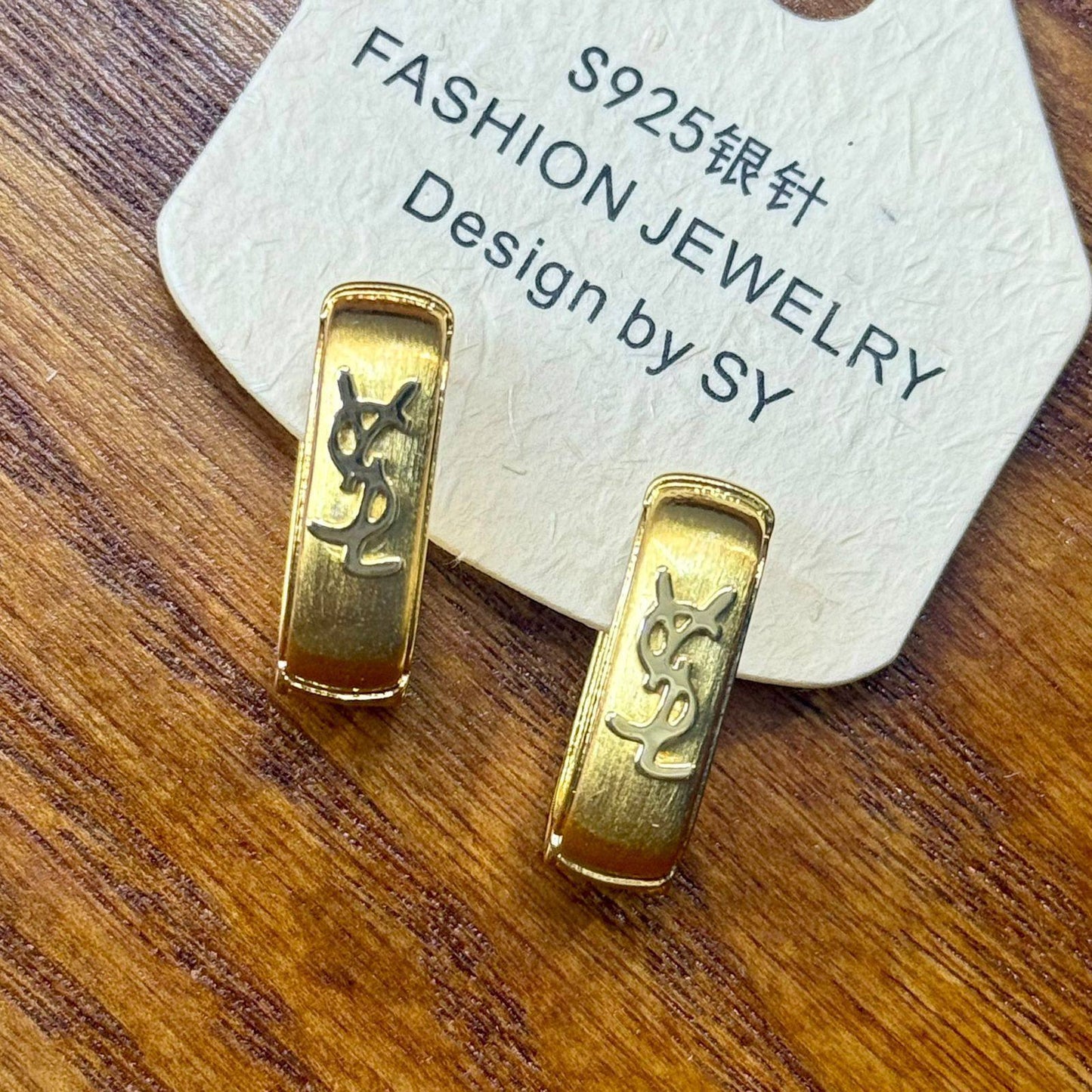 Earring ❤️‍🔥*
good quality 💯
With black boxes 🗃️ 
20 dhs❣️
With normal boxes 📦 
30 dhs❣️

Zain216
♥️♥️♥️