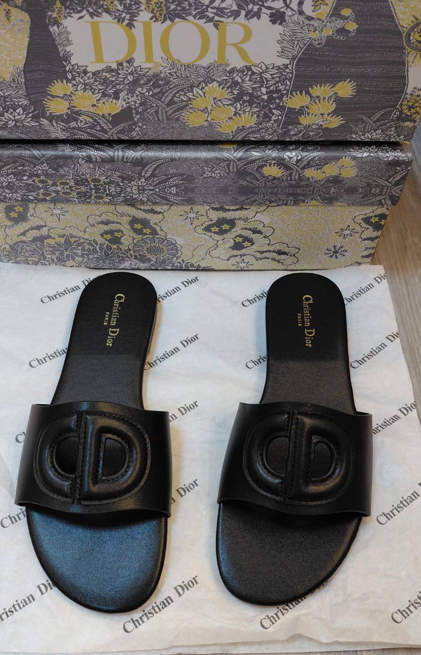 Christian Dior Slippers 
Size 36 To 41
90 dhs✅

Zain120
♥️♥️♥️