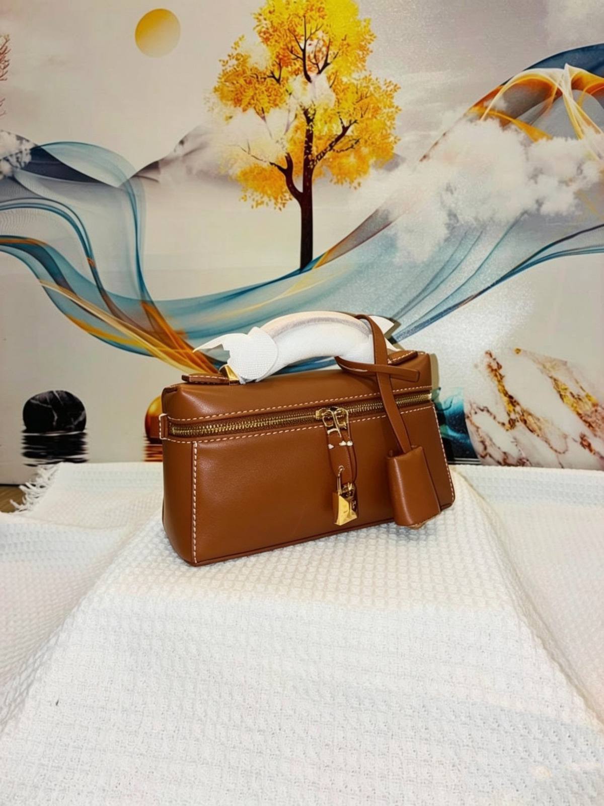 LORO PIANA

Best quality 
with box
100 dhs🇦🇪🇦🇪

size 19CM

Zain290
♥️♥️♥️
