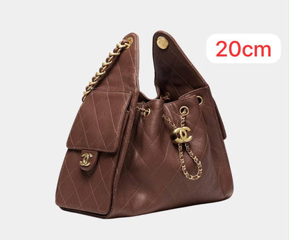 CHANEL 
20CM 
WITH BOX 
110 dhs🇦🇪🇦🇪

Zain168
♥️♥️♥️