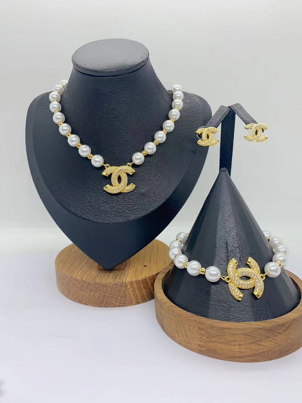 Stainless steel ❤️‍🔥*
Necklace 💥
Earring ✨
Ring 💍 free size 💍
Bangle 🦋
Non tarnish 💯
With brand boxes 🗃️ 
And paper bag 🛍️
50 dhs✅

Zain216
♥️♥️♥️