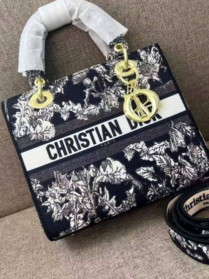 Dior
110 dhs✅
high quality

Zain26
♥️♥️♥️