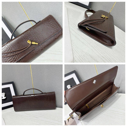 Bottega
85 dhs🪙🌨️ 

with box
🎁🎁🎁

Zain38
♥️♥️♥️