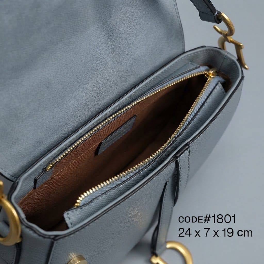 CHRISTIAN DIOR sᴀᴅᴅʟᴇ ᴄʀᴏssʙᴏᴅʏ ʙᴀɢ ᴏʙʟɪǫᴜᴇ & ʟᴇᴀᴛʜᴇʀ ᴛʀɪᴍ ᴍᴀᴛᴇʀɪᴀʟ sɪᴢᴇ : 24 cm ᴡɪᴛʜ BOX

90 dhs🇦🇪🇦🇪🇦🇪

Zain31
♥️♥️♥️
