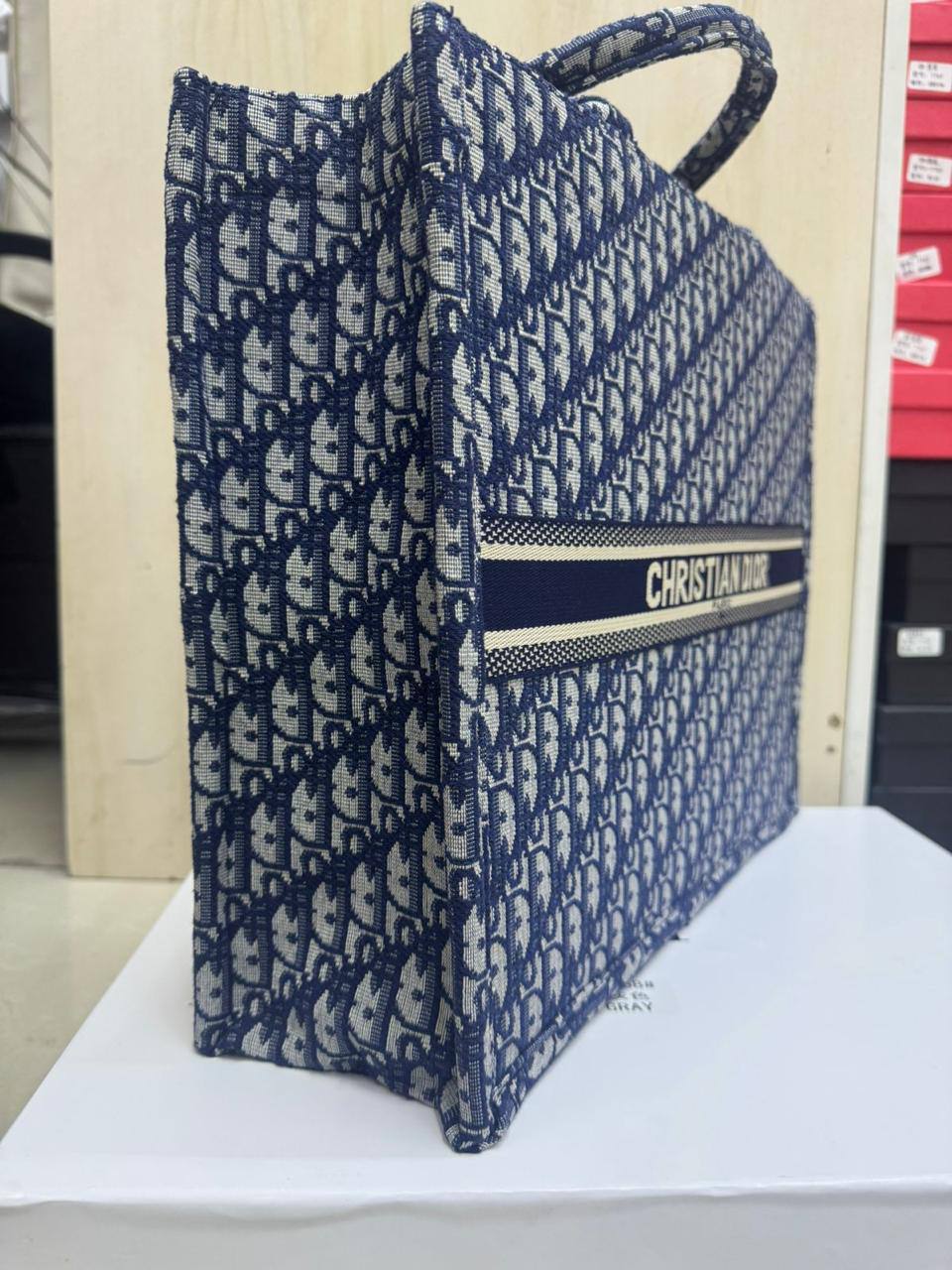 💎Christian Dior 
High quality +🎁
Big Size: 41 * 31 cm
75 dhs✅
with box 🎁

Zain115
♥️♥️♥️