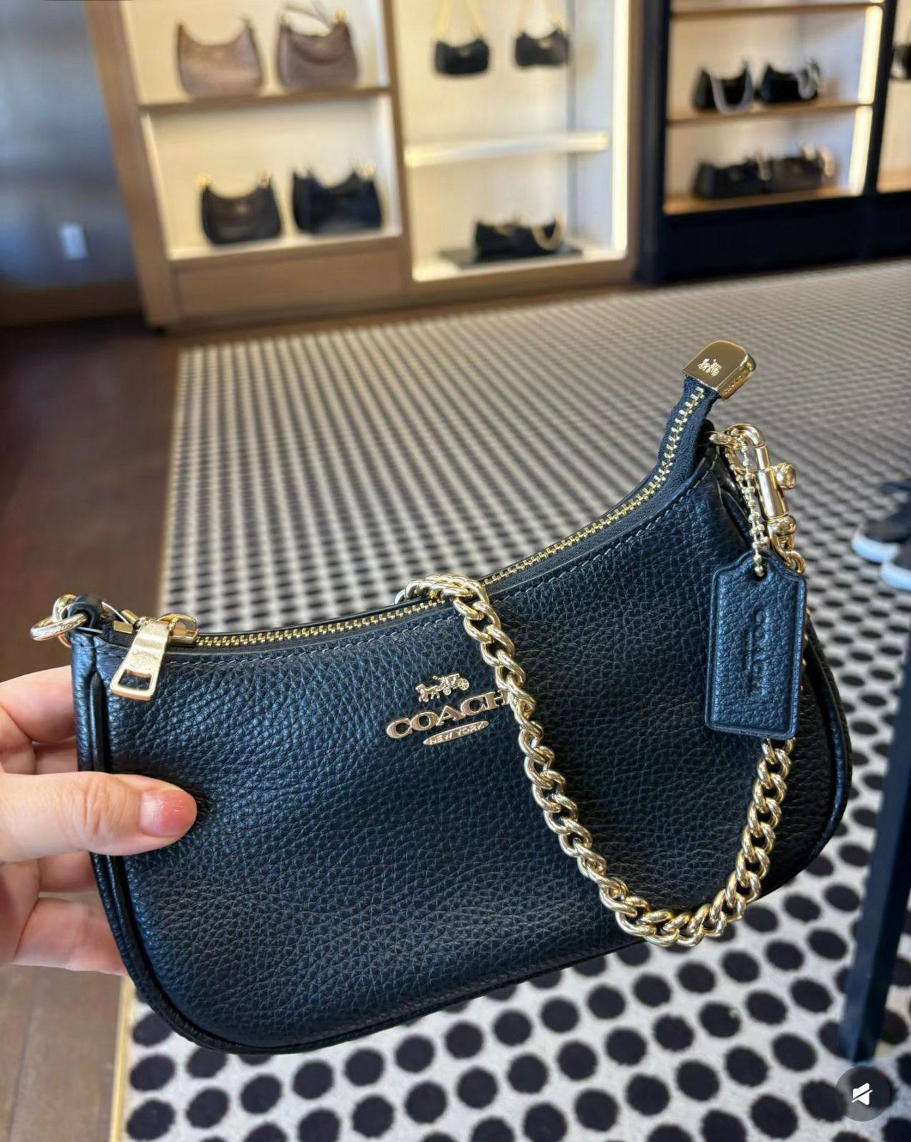 Coach
90 dhs❣️

size：24cm
With the box
🎁🎁🎁

Zain35
♥️♥️♥️