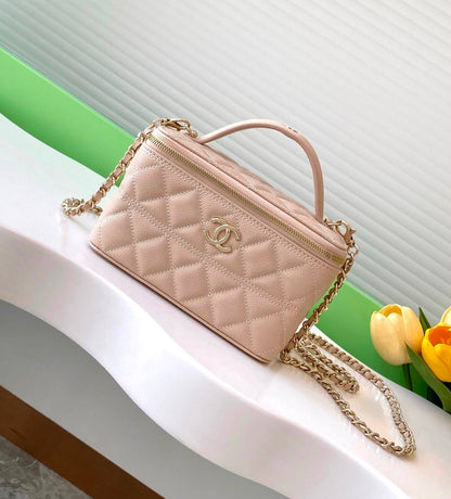 CHANEL GOOD QUALITY 
WITH BOX   
100 dhs✅

Zain295
♥️♥️♥️