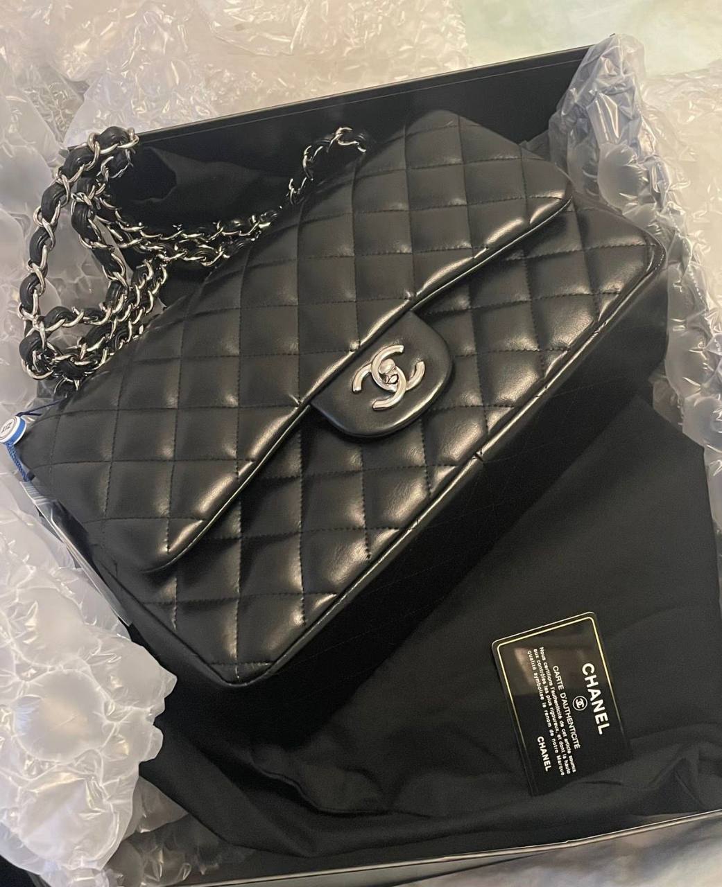 Chanel
100 dhs✅
Size：25CM

Zain35
♥️♥️♥️
