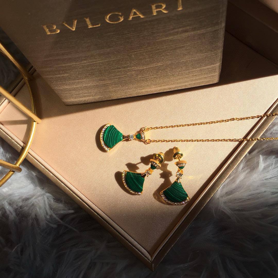 BVLGARI ❤️‍🔥*
Necklace 🦋
Earring🌸
Master quality 💯
With normal boxes 🗃️ 
95 dhs🪙🌨️
With master box 🗃️ 
140 dhs🪙🌨️

Zain216
♥️♥️♥️
