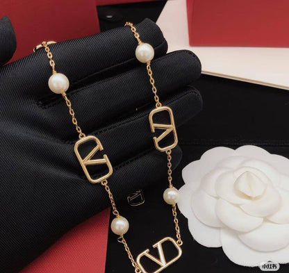 valntino🦋*
Necklace ❤️
Earring 🦋
Master quality 💯
With normal boxes 📦 
115 dhs🪙💚

Zain216
♥️♥️♥️