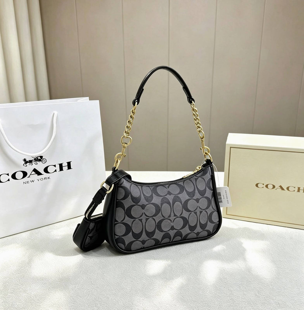 COACH 

NEW CAME 
GOOD QUALITY
 ONE SET 

WITH BOX 
120 dhs🇦🇪🇦🇪

Zain295
Zain39
♥️♥️♥️